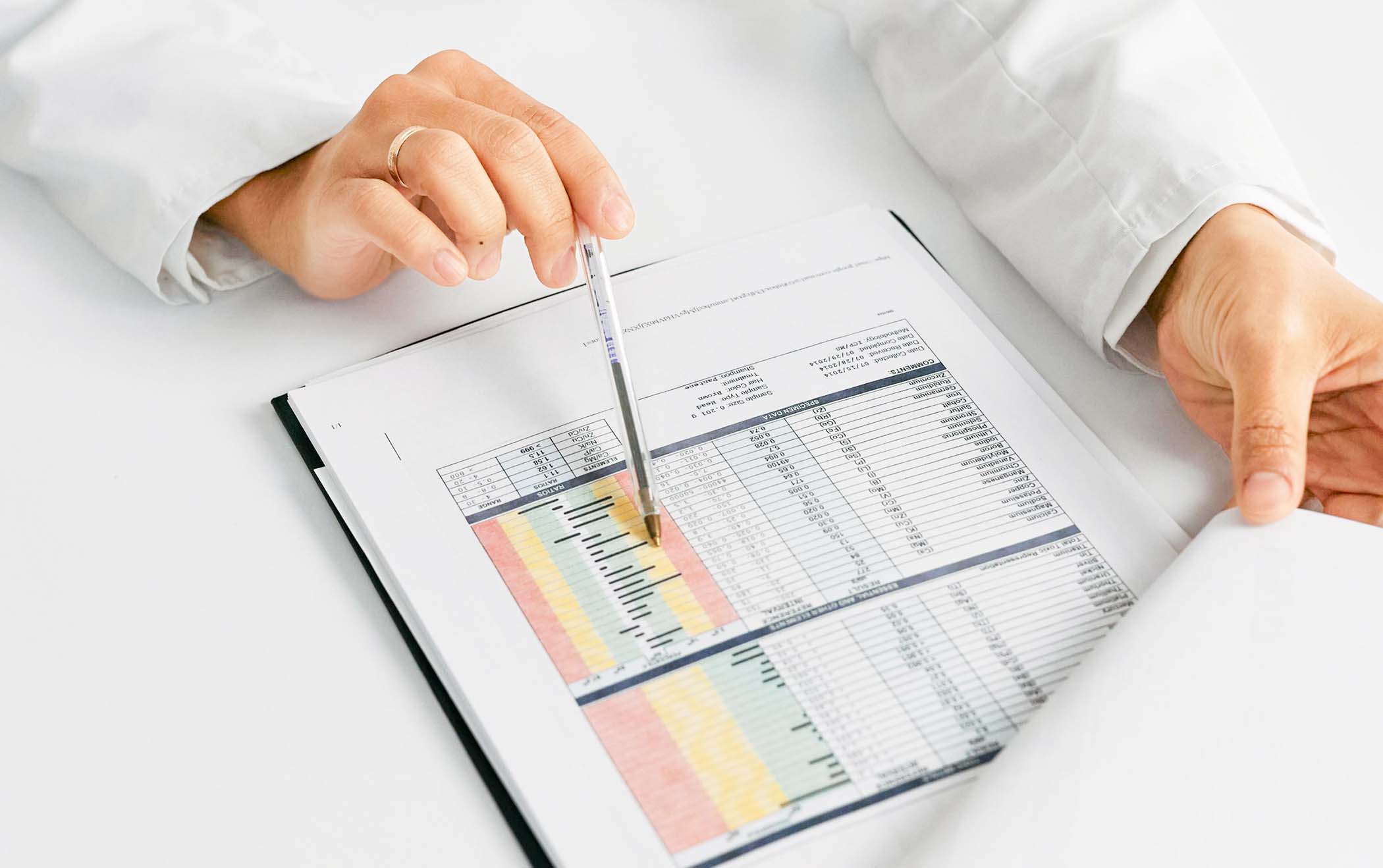 Φωτογραφία ενός γιατρού που διαβάζει ένα διάγραμμα αναλώσεων υλικών